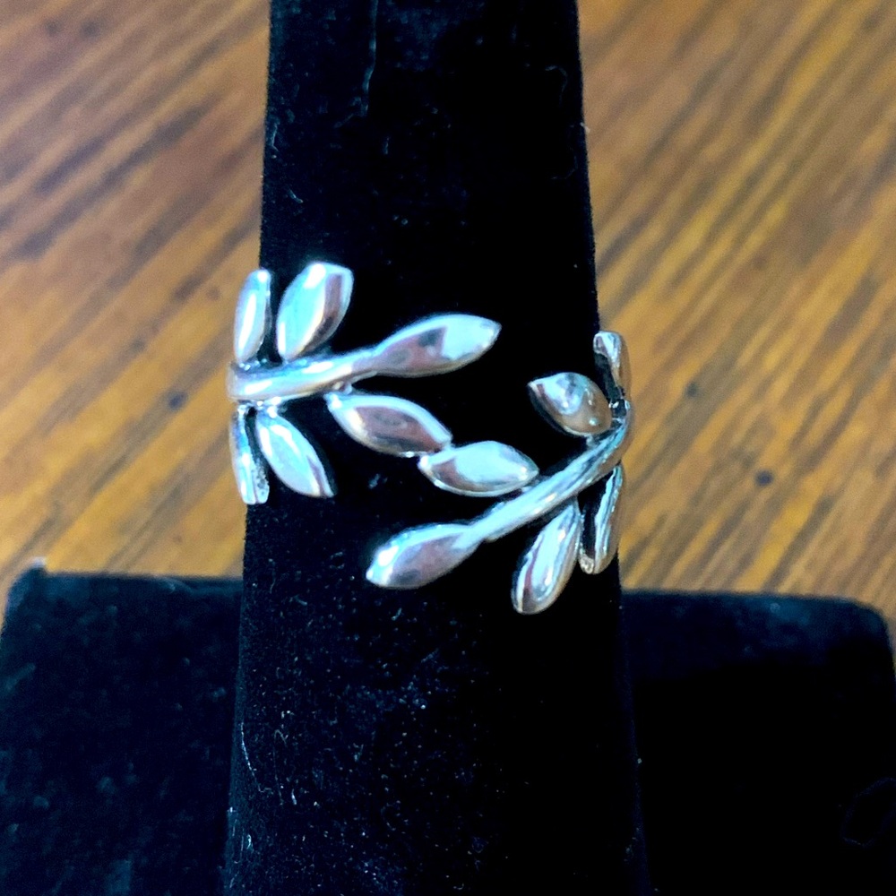 Elegant Sterling Silver Leaf Ring